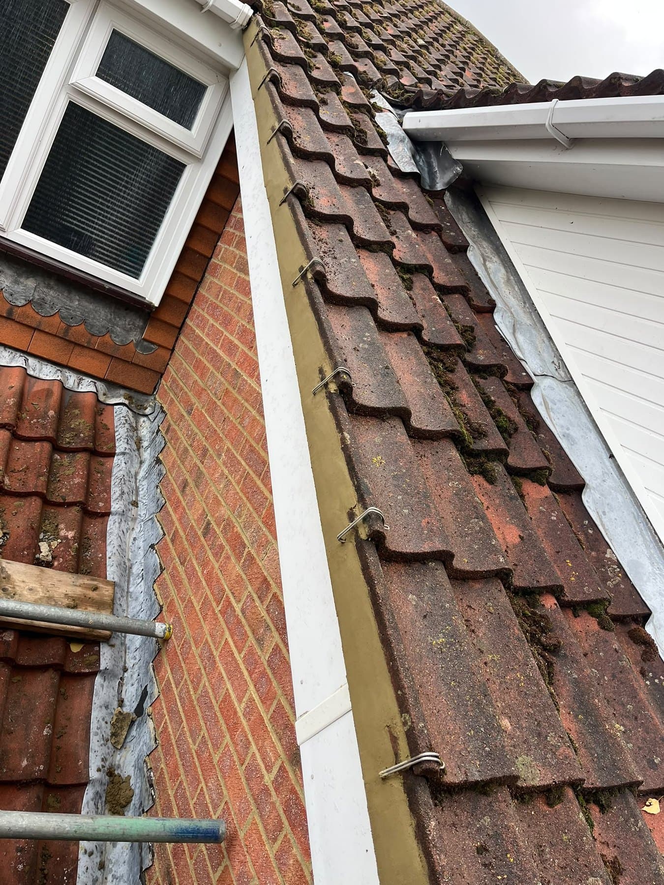 Mortar verge with a clip fixed at every course